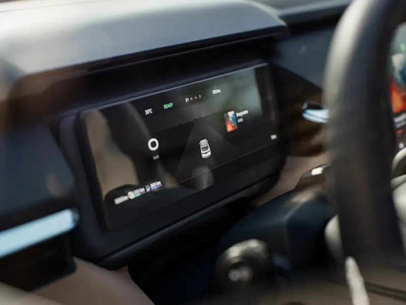 lynkco-model_08-driver_display-all-800w