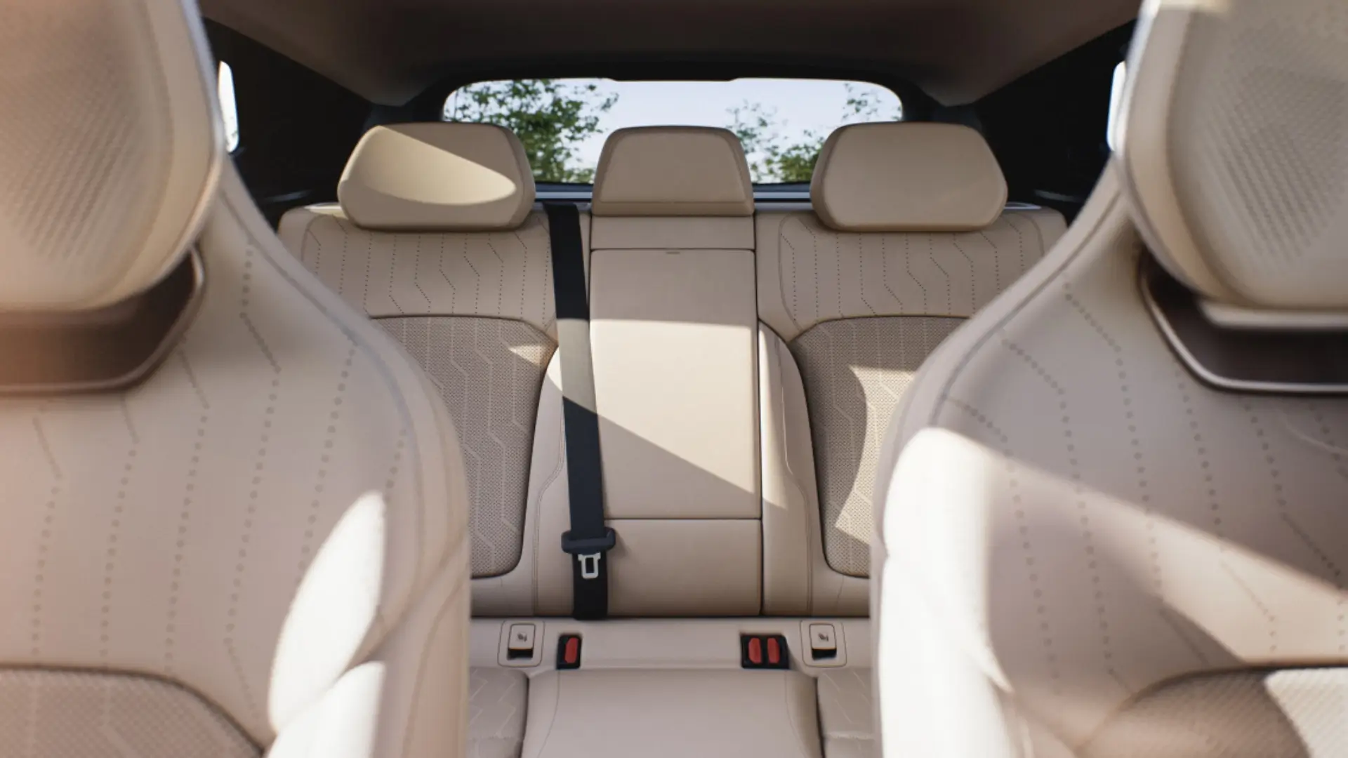 lynkco-model_08-spacious_interior-all-1920w