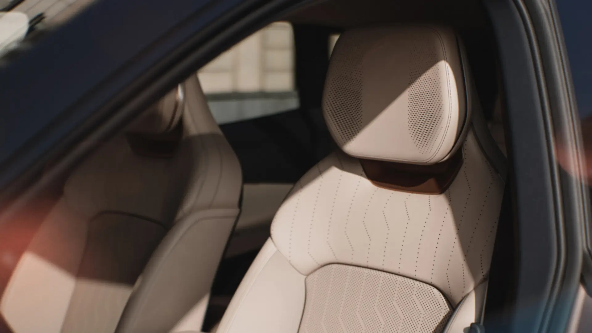 lynkco-model_08-spacious_seats-all-1920w