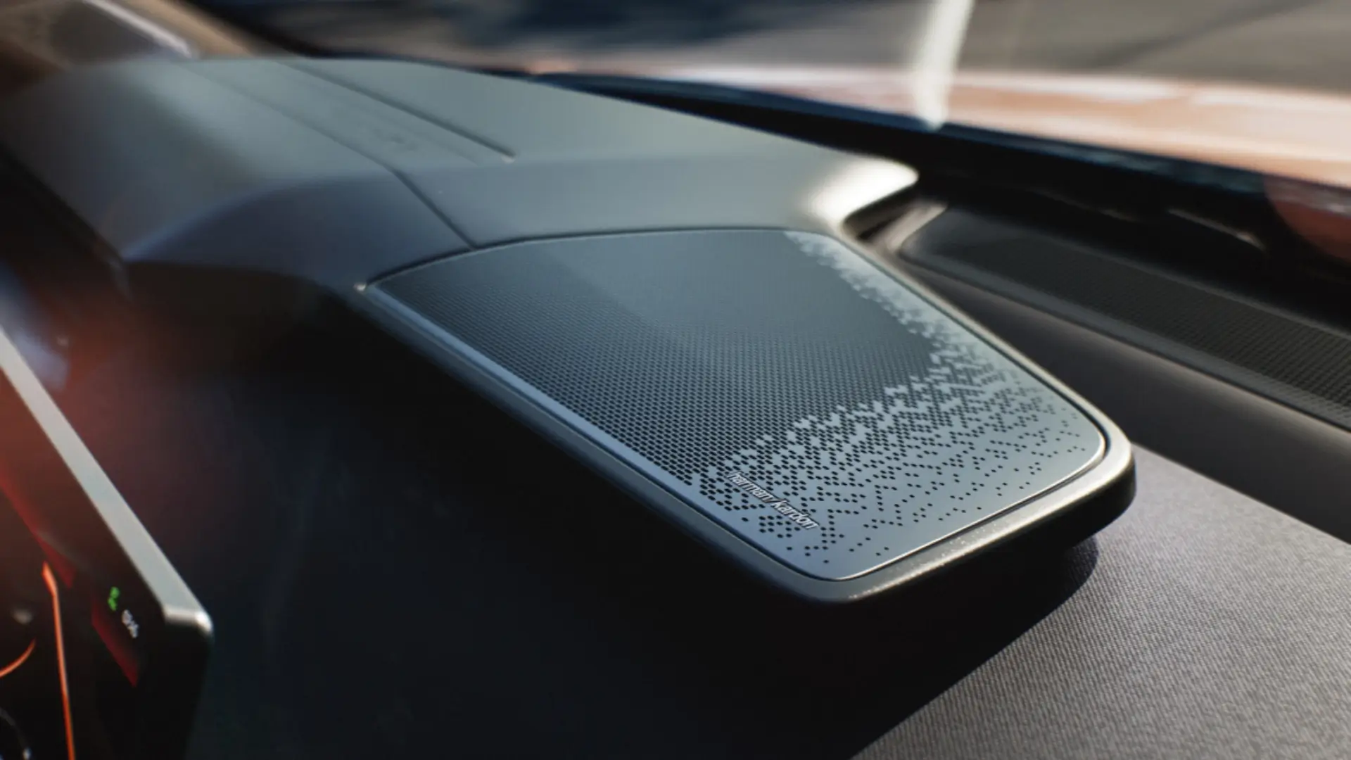 lynkco-model_08-spacious_speakers-all-1920w